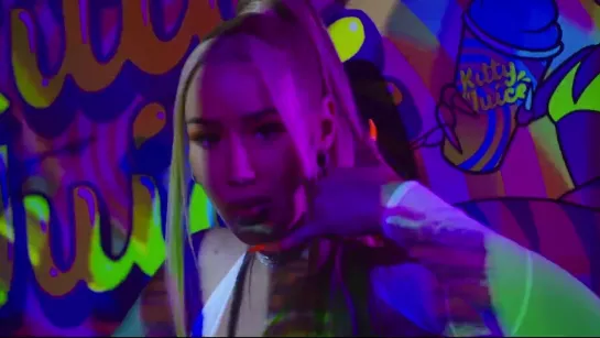 Iggy Azalea & Tyga - Sip It