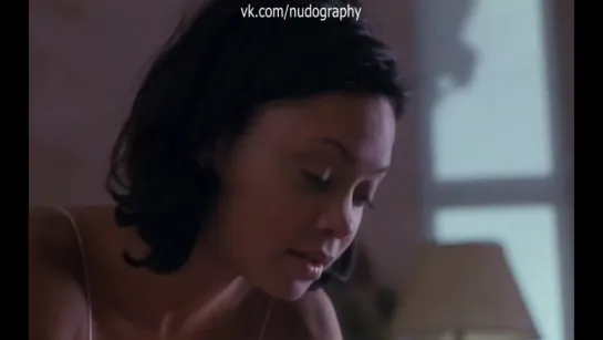 Грудь Тэнди Ньютон (Thandie Newton) в фильме "Лидер" (The Leading Man, 1996, Джон Дайган)