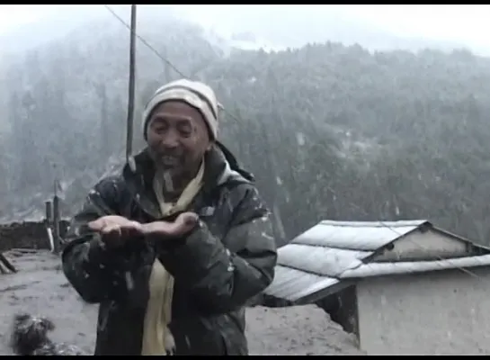 BUBONG! (Roofs of the World! UNITE!) (2006) Kidlat Tahimik