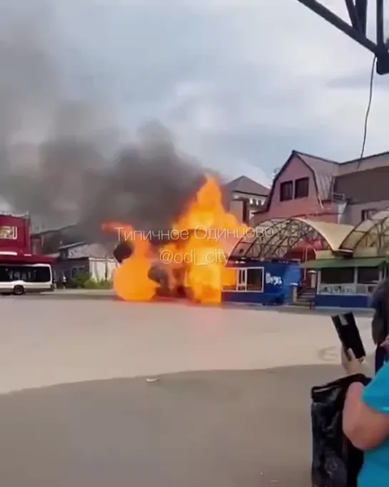 Момент взрыва газового баллона возле станции Кубинка