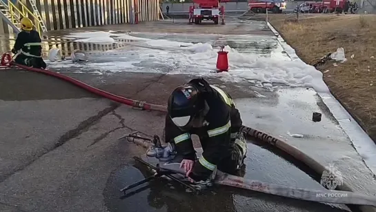 В Азове Ростовской области в результате атаки БПЛА ВСУ загорелись резервуары с нефтепродуктами, предварительно, жертв нет, сообщ