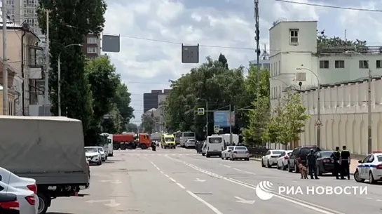 Две кареты скорой помощи подъехали к СИЗО Ростова, где были слышны выстрелы, передает корреспондент РИА Новости