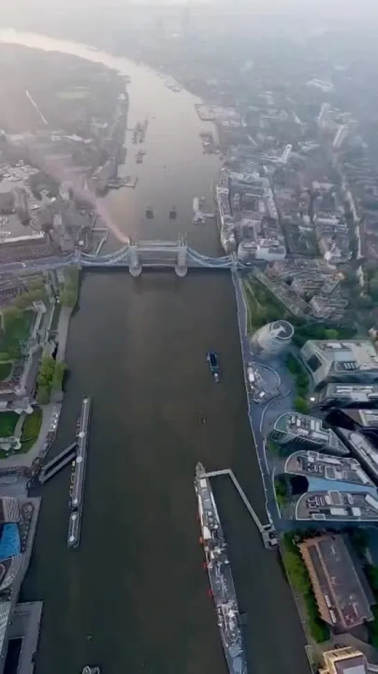 You say Tower Bridge, we say   WORLD’S FIRST!   Mit 246km-h durch die Tower Bridge! @_marcowaltenspiel_ und @fuerstmarco schreib