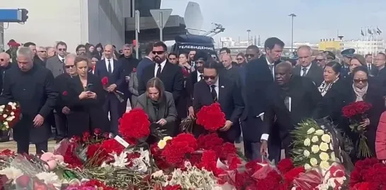 ️Más de 130 embajadores de países extranjeros y representantes de misiones diplomáticas depositaron flores en memoria de las víc