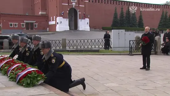 🇷🇺 Vladimir Putin deposita flores en el monumento a Minin y Pozharsky en la Plaza Roja con motivo del Día de la Unidad Nacional