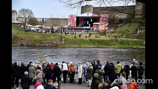 Жители эстонской Нарвы пришли на набережную, чтобы хотя бы через реку посмотреть концерт в честь Дня Победы