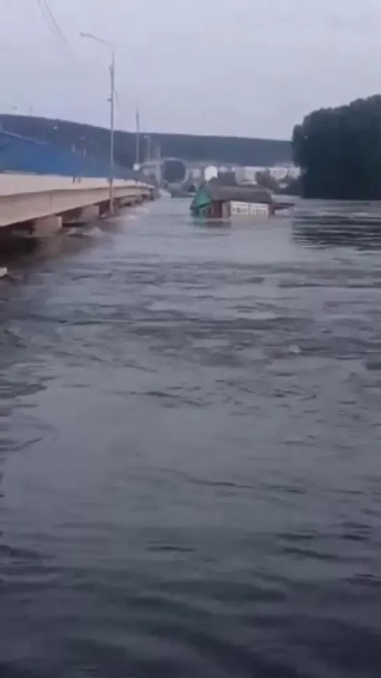 Тулун уже почти полностью ушёл под воду, очень страшное наводнение. Плывут дома.