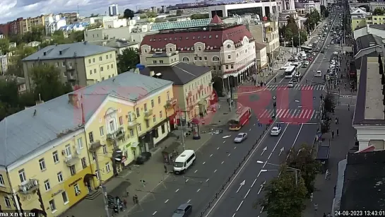 В центре Калуги водитель въехал в толпу людей на остановке.mp4