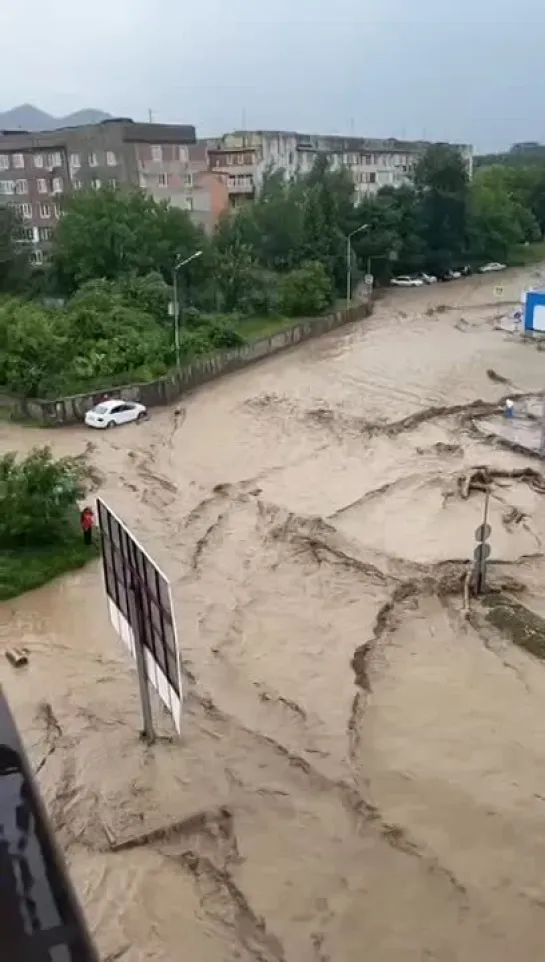 Во Владикавказе из-за сильных ливней ввели режим ЧС