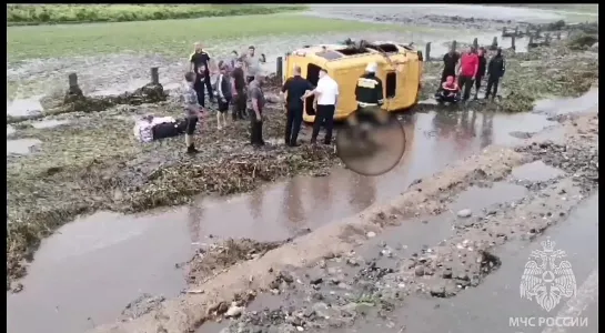 В Северной Осетии маршрутку с пассажирами смыло в кювет