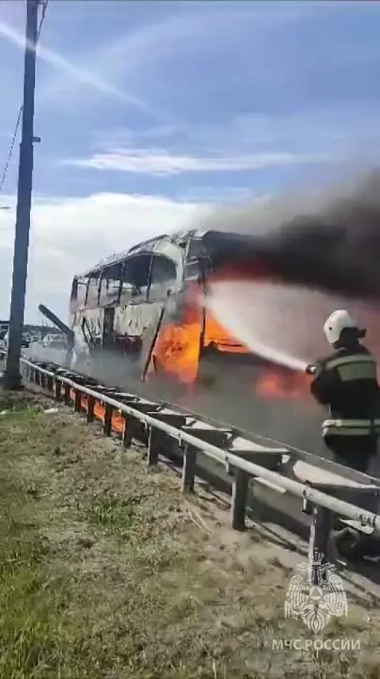 На подмосковной трассе сгорел пассажирский автобус