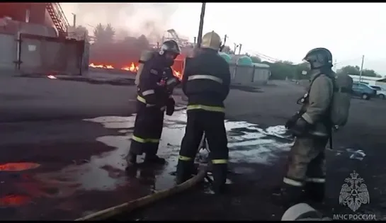 В Уфе возле железнодорожного вокзала загорелся склад с горючим