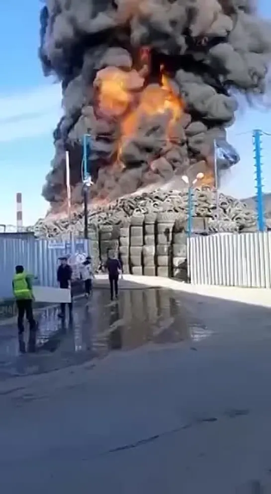 В подмосковном Дзержинском горит склад с шинами