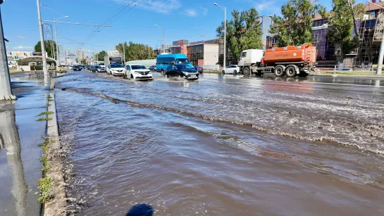 Вода по самые пороги — потоп на Московском шоссе напротив «Империи»