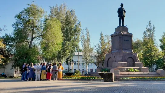 В результате дорожно-транспортного происшествия был серьёзно поврежден пьедестал памятника Ленину.