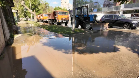 В центе Самары подтопило дорогу и дворы — мощный прорыв водопровода случился на перекрестке улиц Ульяновской/Арцыбушевской.