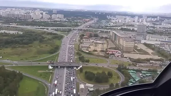 Патрульный вертолёт пролетает над МКАД.