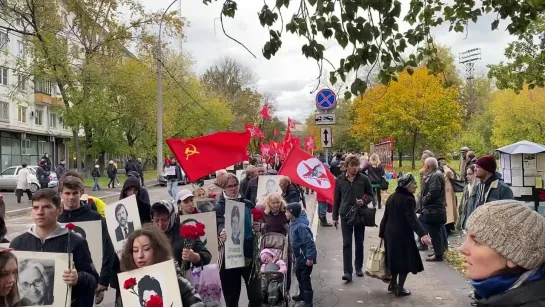 Шествие КПРФ к мемориалу защитников Верховного Совета РСФСР.