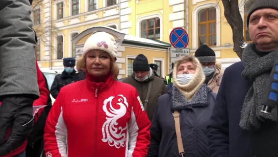 У здания МГИК Павел Тарасов депутат Мосгордумы.