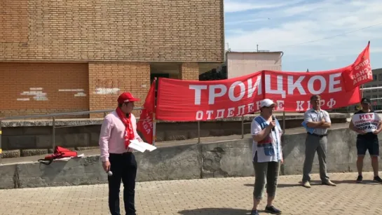 Жительница попросила слова на митинге КПРФ.