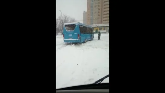 Все деньги ушли на бордюры, на очистку Москвы от снега денег не осталось? Станция "Беляево", на площадке общественного транспорт