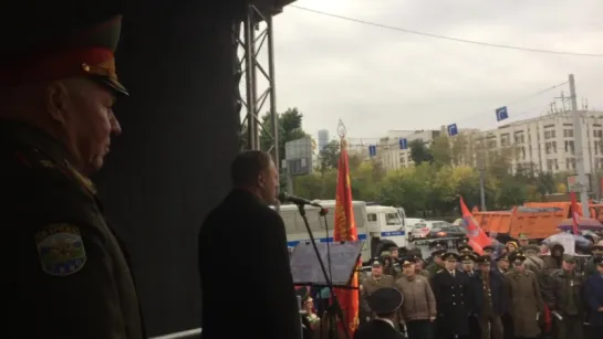 Митинг КПРФ 4 октября 2017г. В память погибших защитников Верховного Совета РСФСР исполняется песня - "Серёжка с малой Бронной и