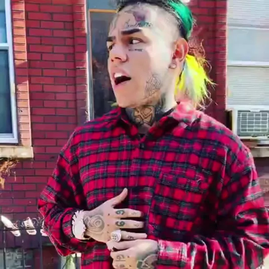 6ix9ine показывает свой старый дом в Бруклине, где он когда-то жил [NR]