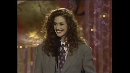 Julia Roberts Wins Best Supporting Actress Motion Picture - Golden Globes (1990).