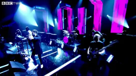 Kasabian - Eez-eh (live on Jools Holland)