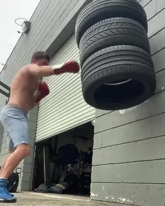 Тренируемся на улице, мешок из покрышек🤜🥊