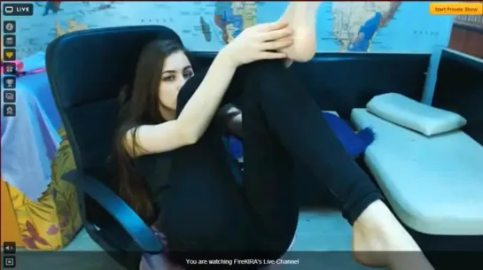 Девушка показывает и лижет свои ножки Sweet teen feet