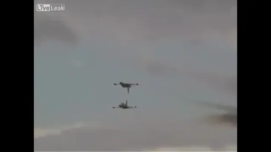 Turkish Air Force NF-5 jets almost collide during aerobatic display 2009