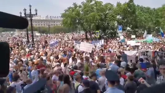 Люди в Хабаровске требуют, чтобы к ним вышел мэр города Сергей Кравчук