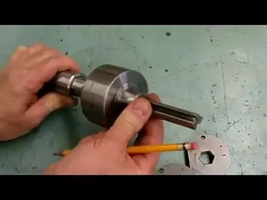 Drilling Square Holes // Сверление квадратного отверстия