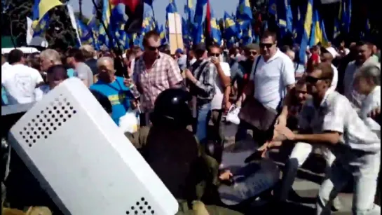 Митингующие похищают полицейского. Штурм верховной Рады. 31.08.2015