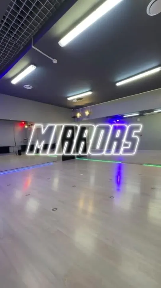 MIRRORS зал