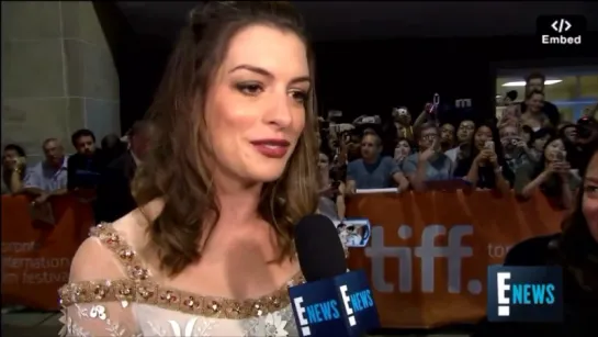 Anne Hathaway о работе с Рианной для «E!»