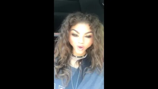 Zendaya слушает «Kiss It Better»