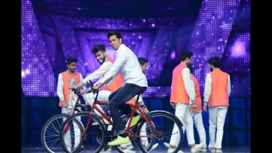 Hrithik Roshans amazing cycle stunts on the sets of Dance Season 2