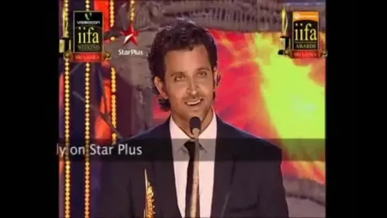 IIfa 2010 Ритик Рошан награждает своего деда