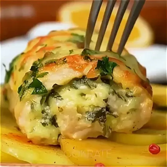 Ну очень сытное блюдо, курочка с сыром на картофельной подушечке, как же это аппетитно и сочно