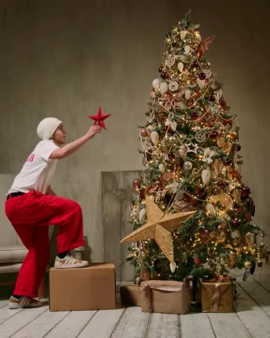 Ksenia Maricheva decorating X-mas Tree | Skate