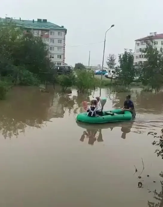 Уссурийск, Приморье, 1 сентября. Из-за потопа первоклашки плывут в школу на резиновой лодке.