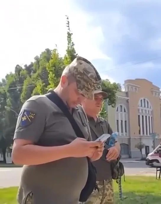 В сети распространяется видео с диалогом между украинцем и, предположительно, сотрудниками военкомата в Полтаве.