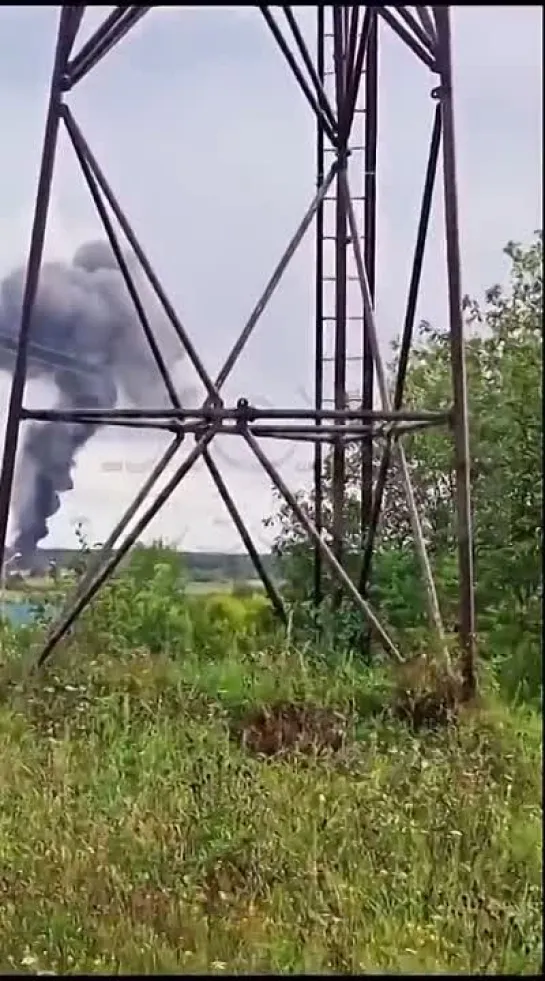 Самолет потерпел крушение в небе над Тверской областью — на кадры попал момент его падения