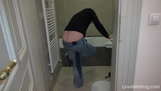 Jane 3 pee pissing solo