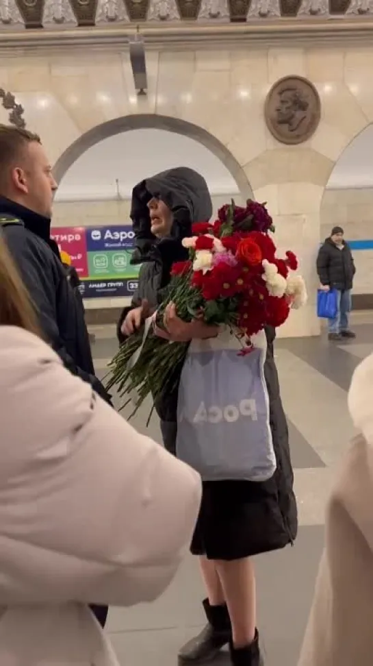 Петербурженка пыталась обнести мемориал в метро