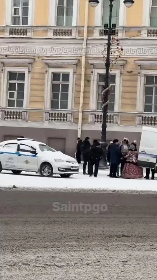 В Петербурге забрали в отдел Петра и Екатерину