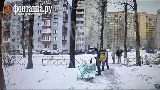 В Петербурге подростки избили курьера-мигранта