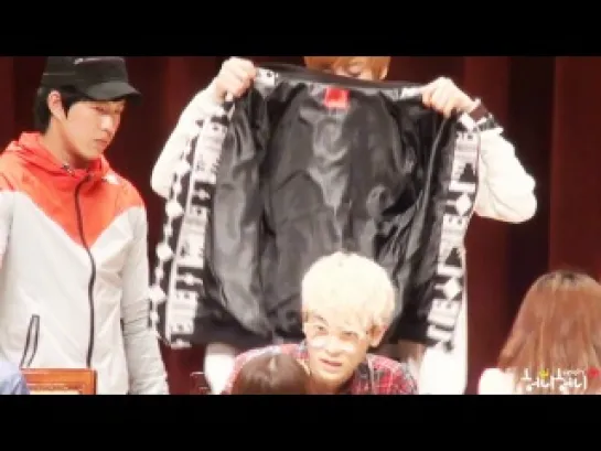 7/04/13 Niel putting a jacket over L.Joe’s shoulders @ Suwon fansign